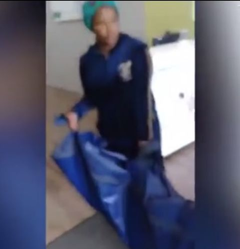 Шокиращо ВИДЕО с две жени, които мъкнат труп в застрахователен офис