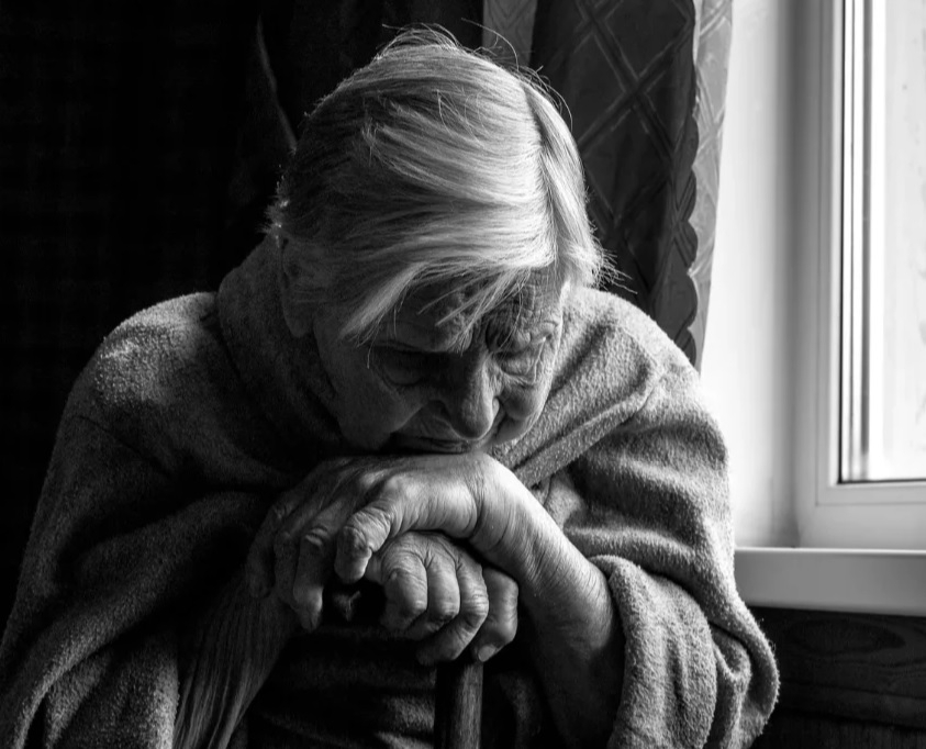 Мъж вкара майка си в старчески дом, но последните ѝ думи го накараха да преосмисли живота си