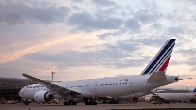 Самолет кацна аварийно с двама мъртви пътници на борда