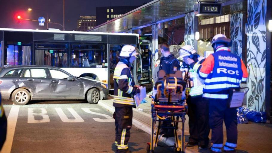Автобус се вряза в няколко коли и спирка в Германия СНИМКИ