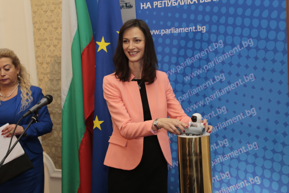 Фоторепортаж в БЛИЦ: Запечатаха Капсула на хилядолетието в НС