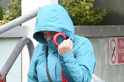 Развратница изпрати голи снимки на любовника си на дъщеря му