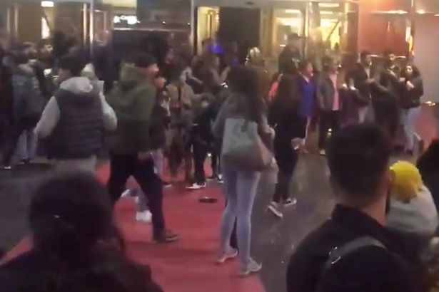 Тинейджъри изтрещяха в кино, клаха се с мачетета ВИДЕО
