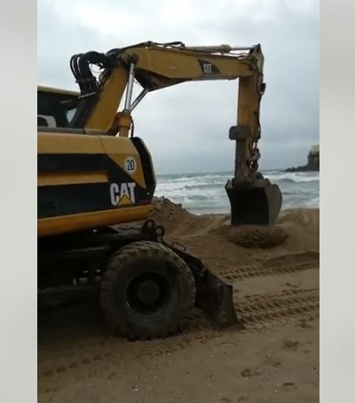 ВИДЕО от бутането на дигата, разбунила Созопол