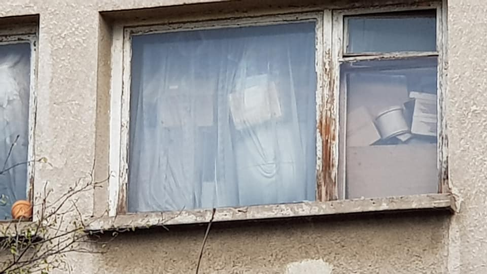 Трагедия: Бивш служител на БНТ превърна апартамента си в сметище СНИМКИ