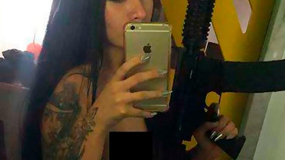 Гола моделка бе арестувана за трафик на оръжия СНИМКИ 18+