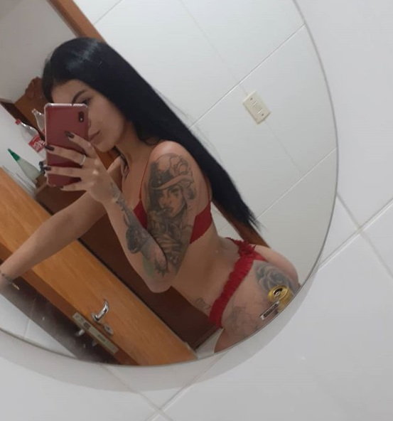 Гола моделка бе арестувана за трафик на оръжия СНИМКИ 18+