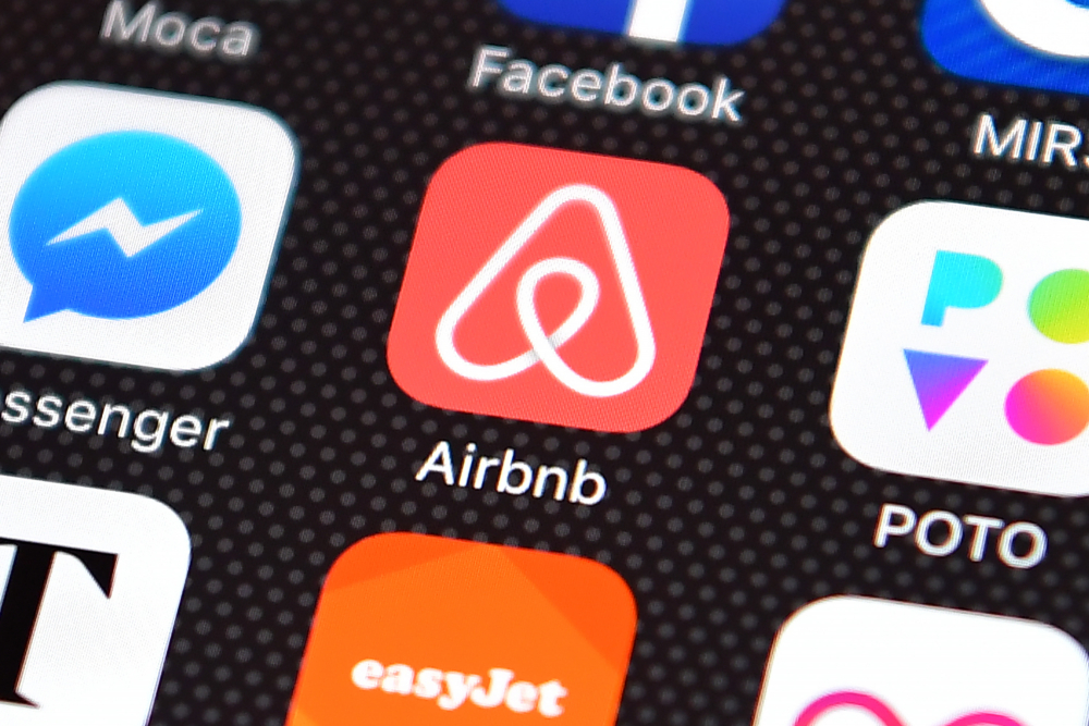 Приключи дилемата за забраната на Airbnb у нас