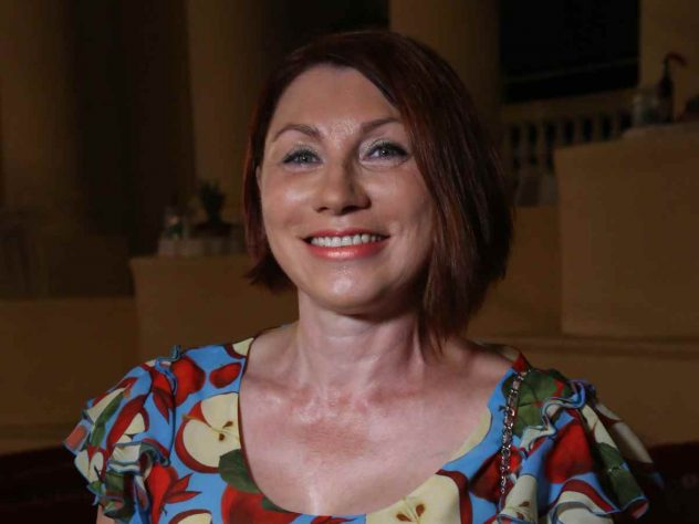 57-г тв водеща се снима чисто гола, за да се увери, че е по-секси от млада "кифла" ВИДЕО