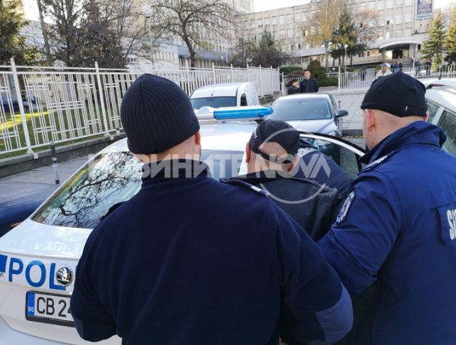 Зрелищни СНИМКИ от ареста на полуголия пациент, бил и душил лекари в София