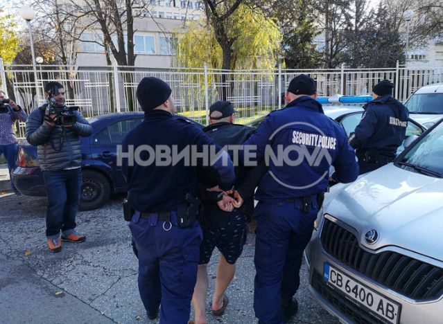 Зрелищни СНИМКИ от ареста на полуголия пациент, бил и душил лекари в София