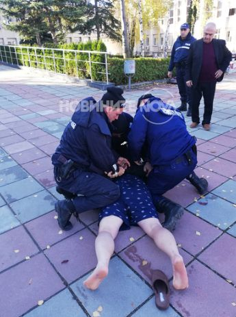 Зрелищни СНИМКИ от ареста на полуголия пациент, бил и душил лекари в София