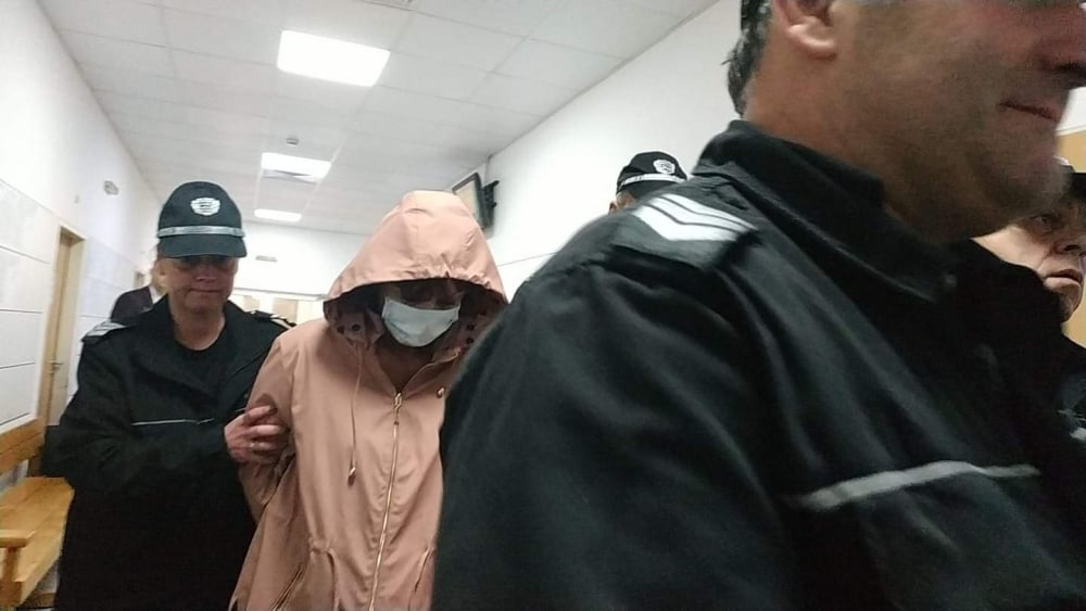 БЛИЦ TV: Психиатърката, точила здравната каса, се прави на ударена в съда 