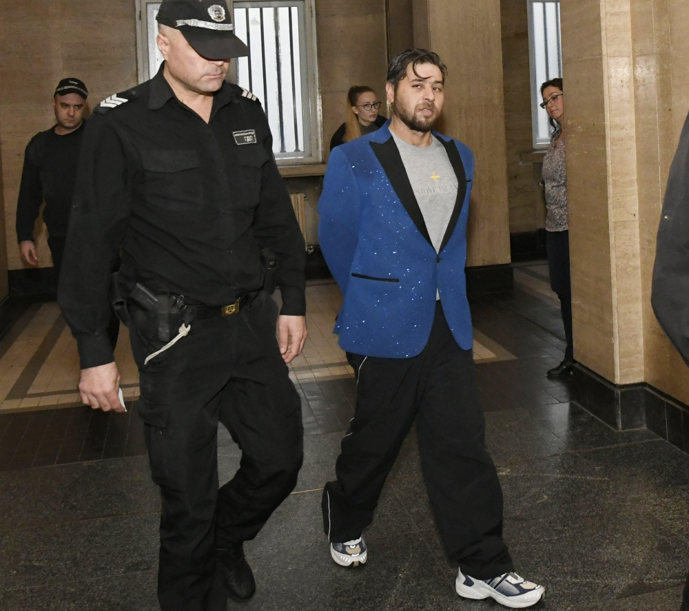 Касапинът клошар от Борисовата градина се барна с модерно сако и анцуг за съда СНИМКИ