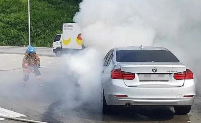 ВИДЕО превъртя мрежата: Как се гаси BMW с фекалии