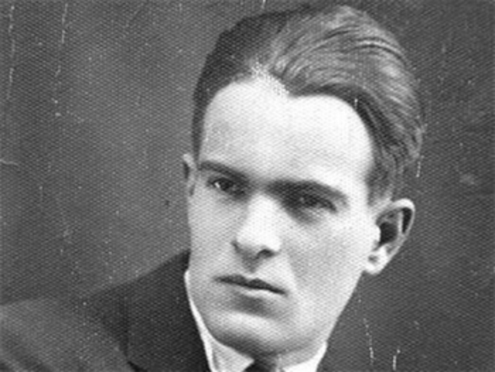 Изумителна находка: Неизвестни стихове на Вапцаров откриха при почистване на мазе на полицията в София 