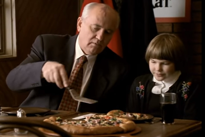 Край на мистерията: Разкриха защо Горбачов се е снимал в реклама на Pizza Hut ВИДЕО 