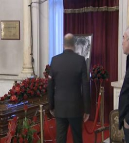 БЛИЦ TV: Опечалени близки и приятели изпращат Ламбо в последния му път в затворен ковчег СНИМКИ  