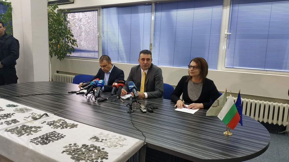 Безценно антично съкровище отнето от иманяри при полицейска акция в Пловдив СНИМКИ