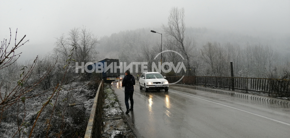 ТИР катастрофира и блокира движението от Велико Търново към Стара Загора СНИМКИ