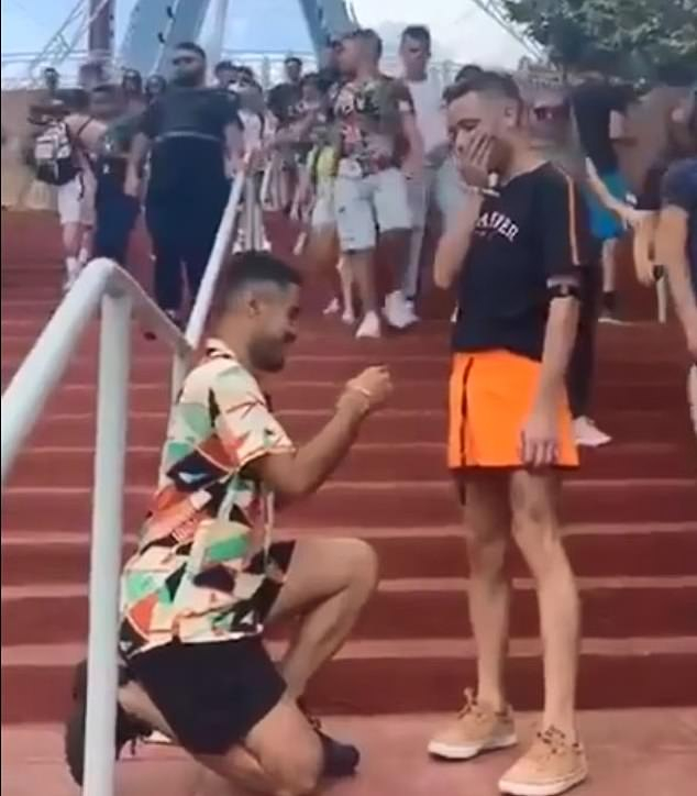 Двама гейове си предложиха брак едновременно и умилиха мрежата ВИДЕО