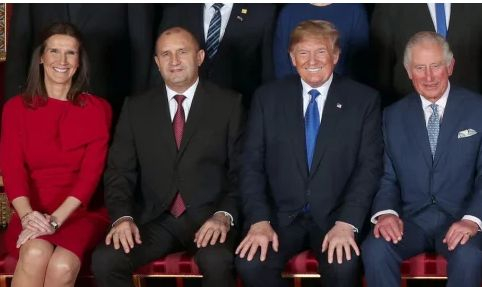 СНИМКА издаде какво направи Деси Радева докато президентът бе рамо до рамо с Тръмп