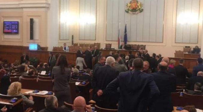 Наказват Гърневски за виковете му "червени боклуци", но страстите не утихват