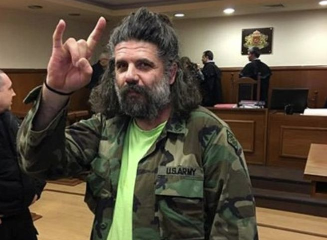 Страховитият бандит Крокодила прави циркове на делото за въоръжен обир в супермаркет