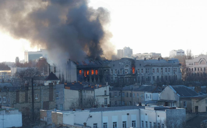 Ужас в Одеса, хора скачат от петия етаж, за да се спасят от пожар ВИДЕО