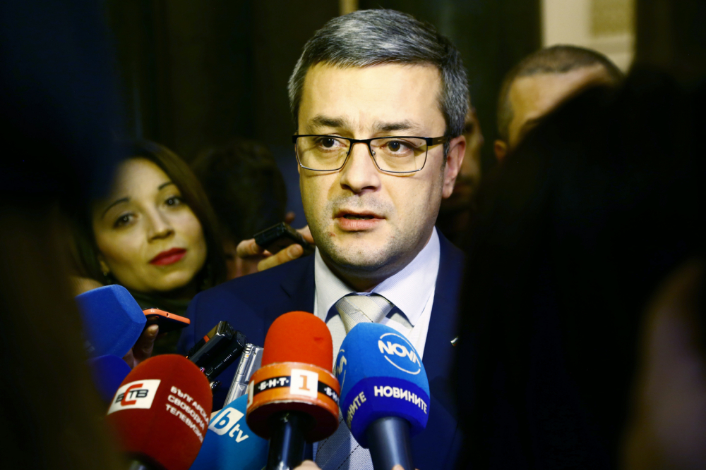 Биков размаха пръст, посочи кой е подкупваният от Божков политик според ГЕРБ