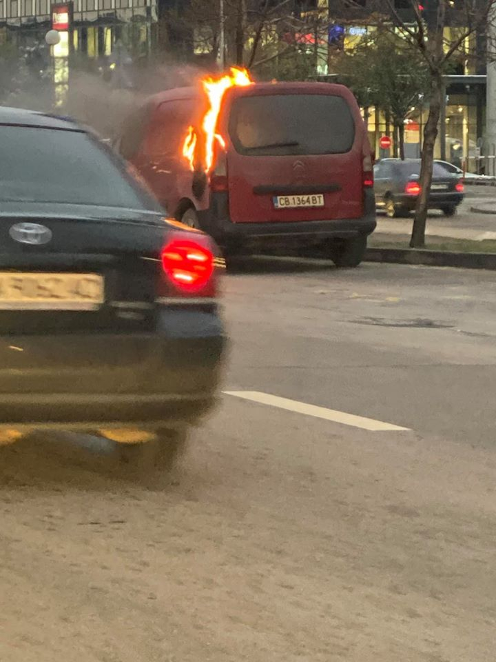 СНИМКИ на горяща кола в София вбесиха мрежата