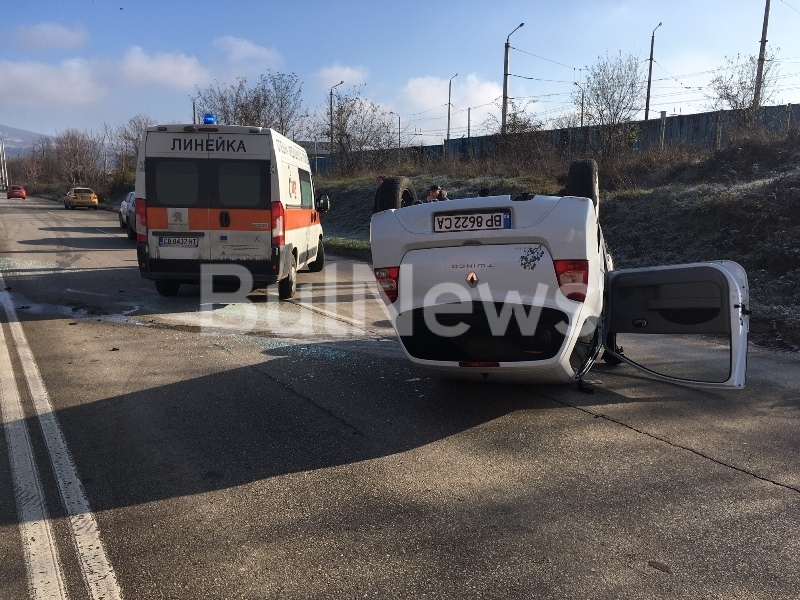 Жестока катастрофа затвори възлов булевард във Враца, колата е по таван СНИМКИ 