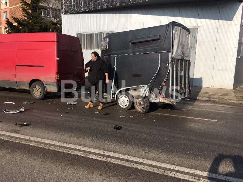Жестока катастрофа затвори възлов булевард във Враца, колата е по таван СНИМКИ 