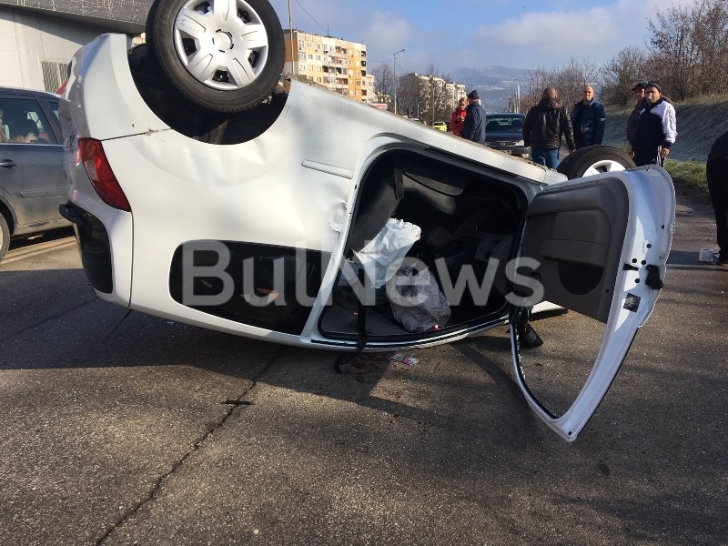 Жестока катастрофа затвори възлов булевард във Враца, колата е по таван СНИМКИ 