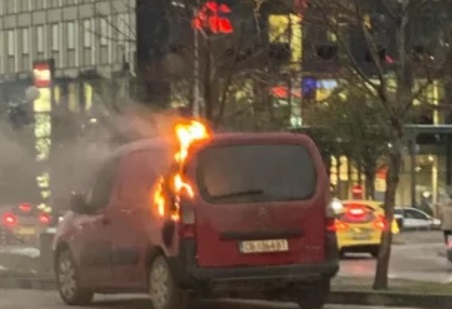 СНИМКИ на горяща кола в София вбесиха мрежата