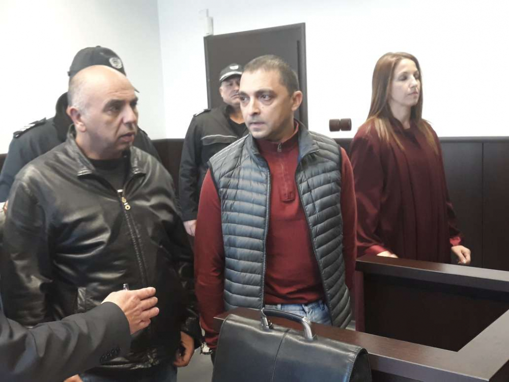 Дилърите на антики влязоха с белезници в съда СНИМКИ 
