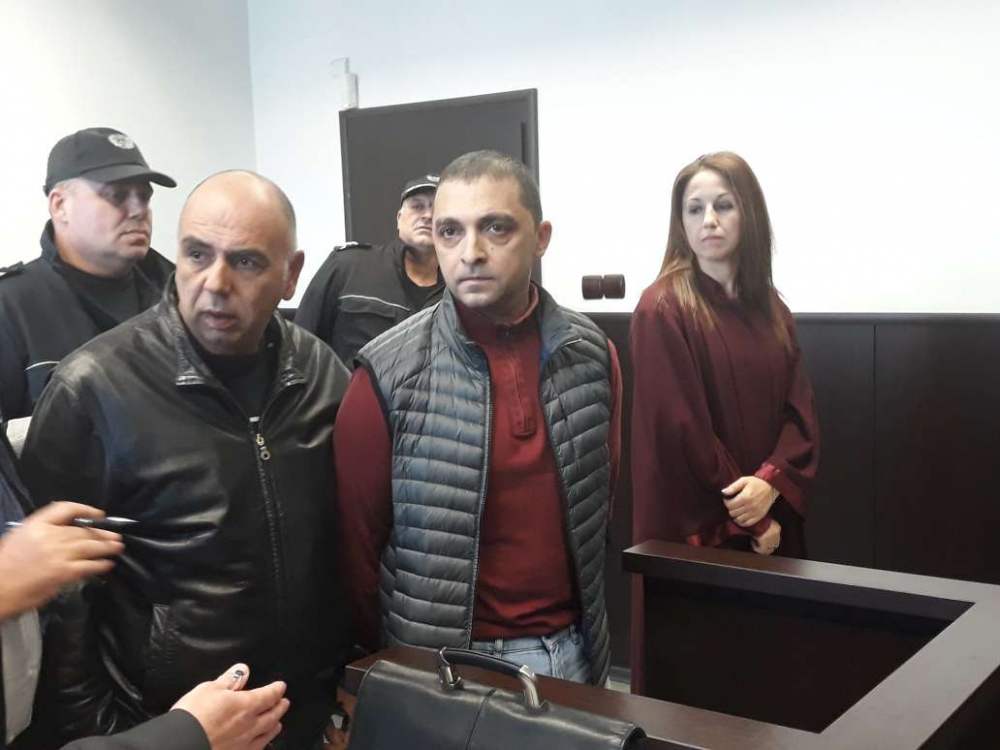 Дилърите на антики влязоха с белезници в съда СНИМКИ 