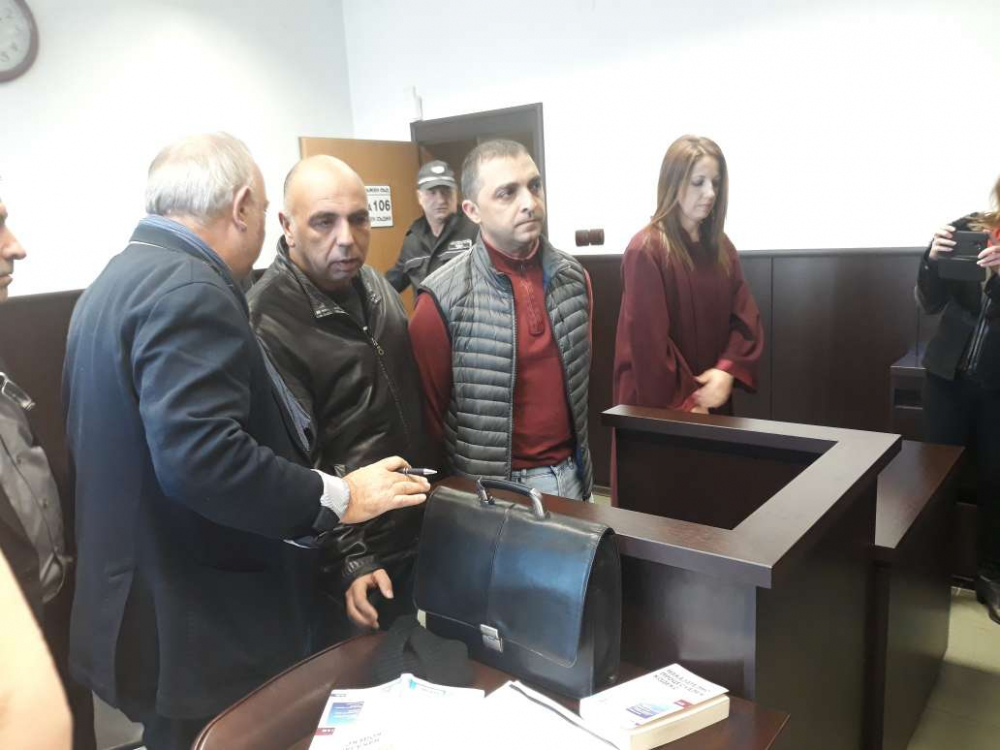 Дилърите на антики влязоха с белезници в съда СНИМКИ 