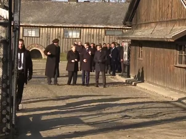 Меркел прекрачи прага на Аушвиц ВИДЕО 