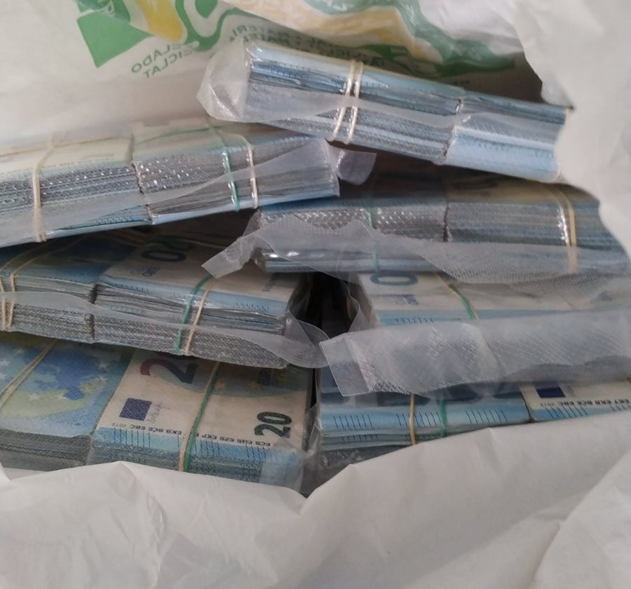 Митничари претършуваха кабината на БГ камион на МП "Калотина" и извадиха тлъсти пачки СНИМКИ