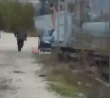 Гол и агресивен мъж се намъкна в чужд дом и стана страшно ВИДЕО 18+
