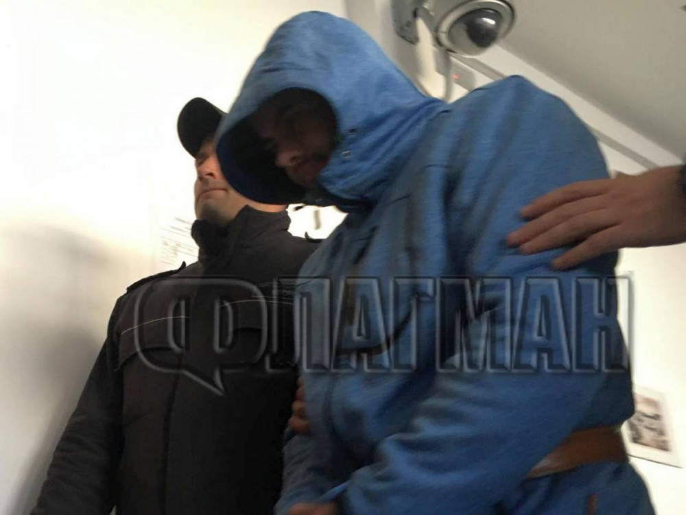 Жестокият убиец, застрелял авера си с Калашник, влезе окован в съда СНИМКИ 