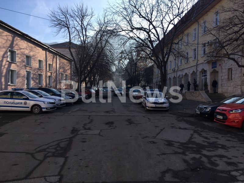 Турски тираджия сътвори нещо невиждано в центъра на Враца, а сащисаните полицаи… СНИМКИ