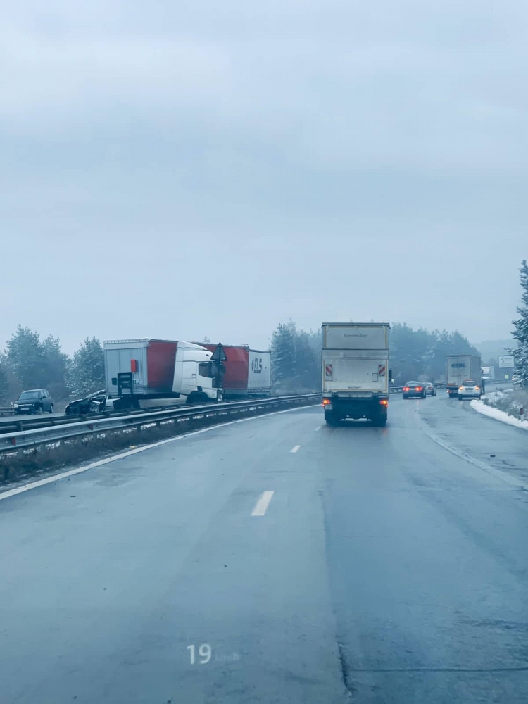 Извънредно в БЛИЦ! Ад по пътищата, тежка катастрофа с ТИР-ове на АМ "Тракия" СНИМКИ