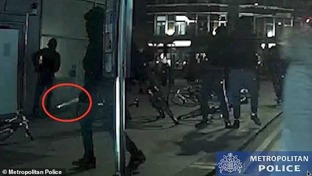 Ужас в Лондон: Тъмножи насякоха на парчета баща със сабя и мачете ВИДЕО