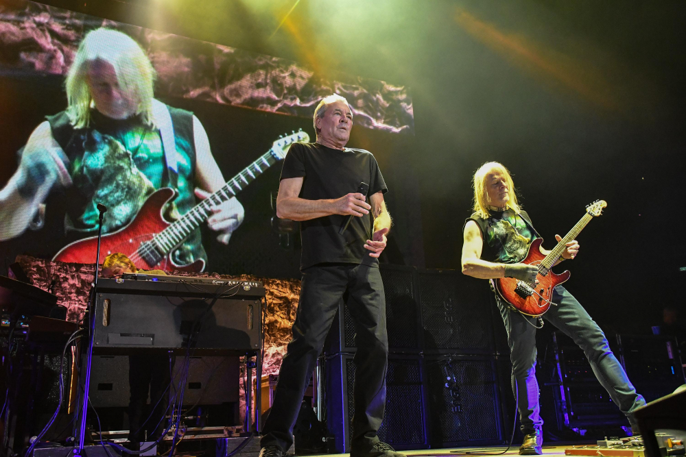 Deep Purple изсвириха „Тихо се сипе първият сняг“ в София ВИДЕО