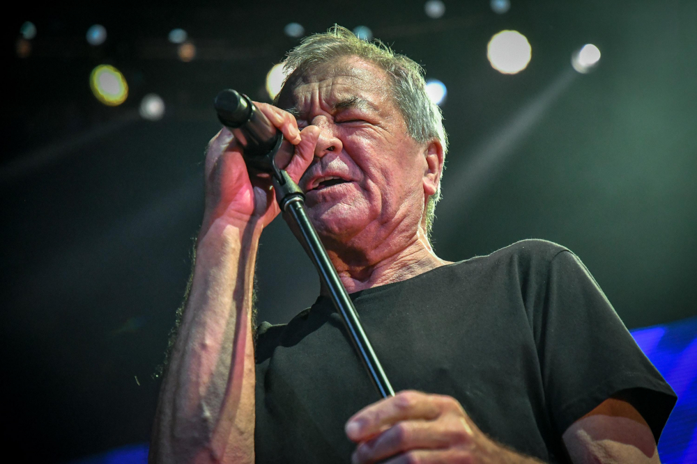 Deep Purple изсвириха „Тихо се сипе първият сняг“ в София ВИДЕО