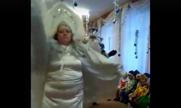 Тежка категория: Едра Снежанка изплаши деца в забавачка ВИДЕО