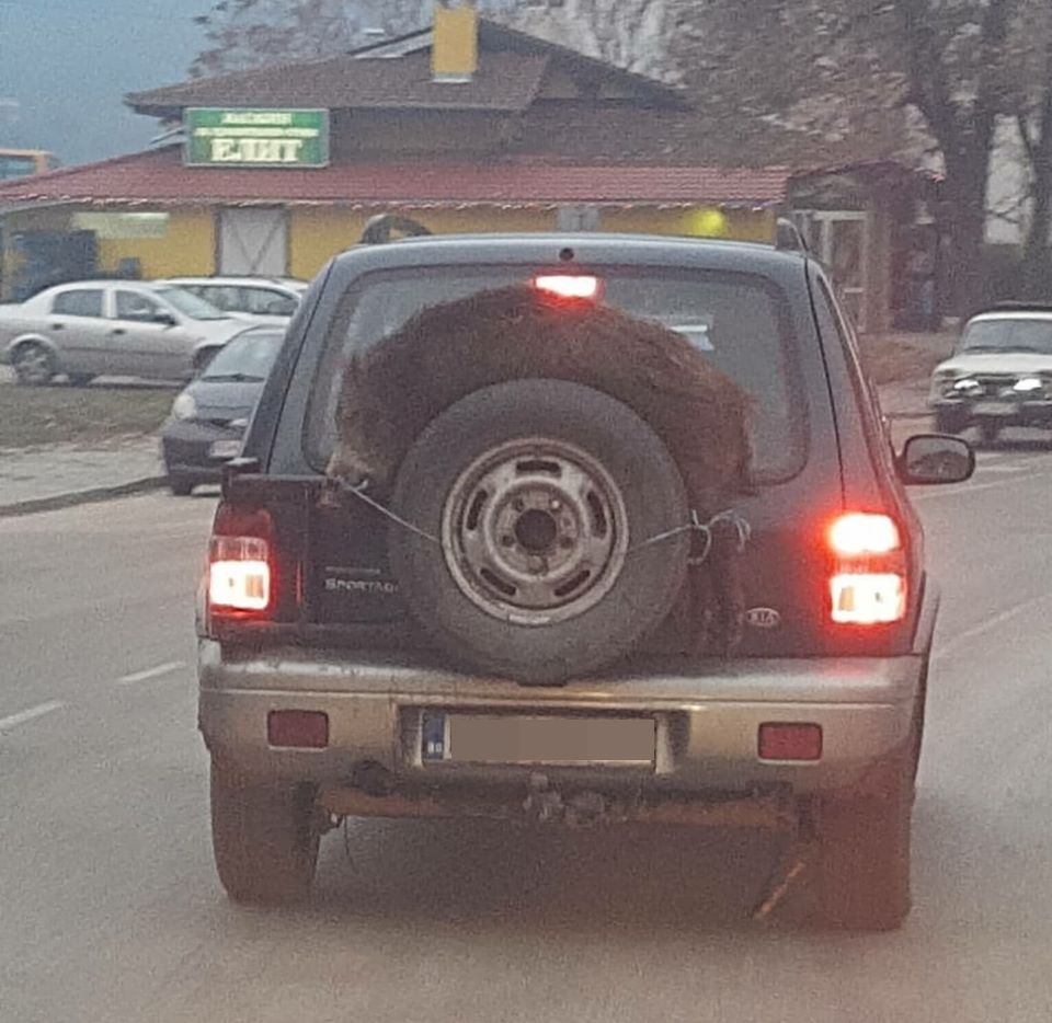 Шофьор от Търновско закичи джипа си с... СНИМКА 