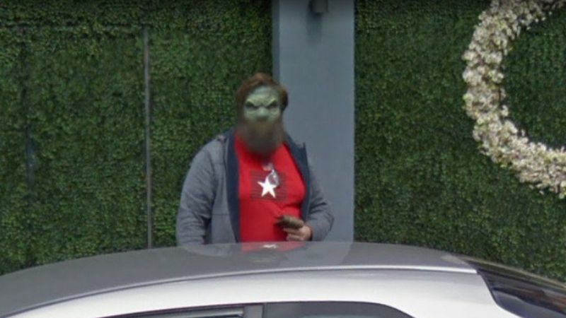 Брадат пришълец е запечатан в Google Street View СНИМКА